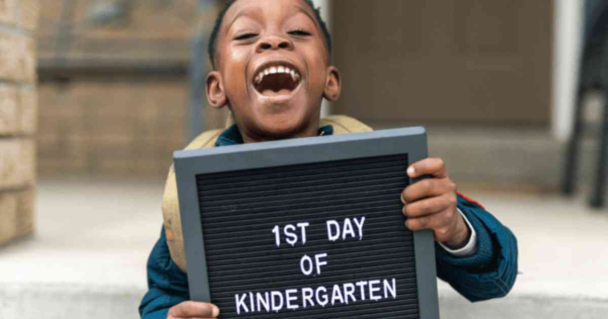 5 Creative First Day of School Photo Ideas You’ll Love + FREE Printables